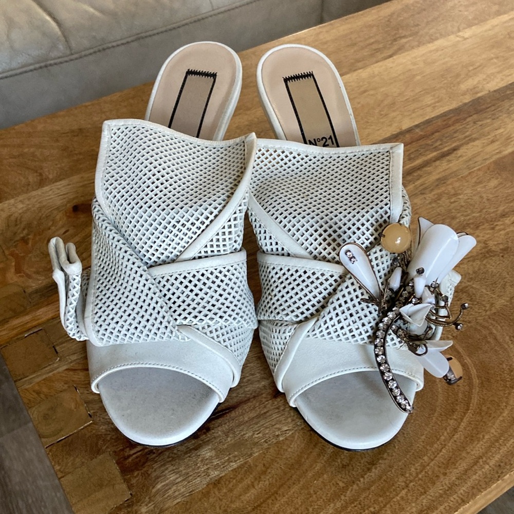 No. 21 bow mules white perforated leather with appliqué Sz 40